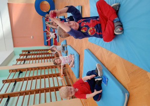 Maluszki przekładają woreczek z ręki do ręki