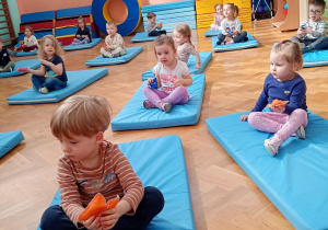 Dzieci przekładają woreczek z ręki do ręki