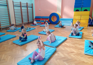 Maluszki unoszą woreczki nad głowy