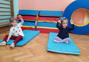 Maluszki ściskają woreczki w dłoniach