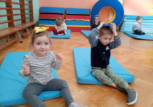 Maluszki kładą woreczki na głowy