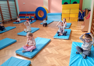 Maluszki kładą woreczki na głowy