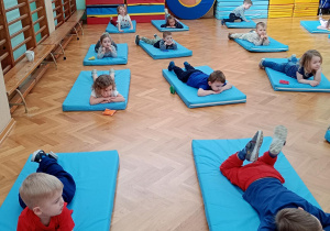 Dzieci odpoczywają na materacach