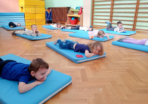 Maluszki odpoczywają na materacach