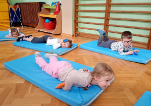 Kotki odpoczywają na materacach