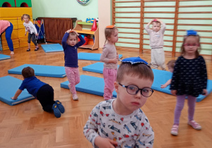 Dzieci spacerują z woreczkami na głowach