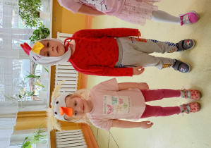 Maluszki uczestniczą w prezentacji wiersza "Rzepka" autorstwa J. Tuwima