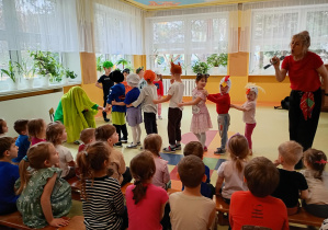 Maluszki biorą udział w inscenizacji wiersza "Rzepka"