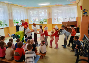 Dzieci biorą udział w inscenizacji wiersza "Rzepka"