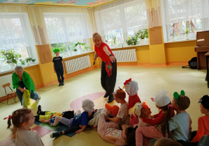 Dzieci prezentują koniec wiersza wspólnym przewróceniem się na podłogę