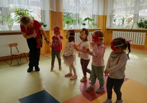 Maluszki wcieliły się w bohatera wiersza "Kotek"