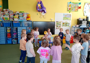 Dzieci śpiewają koleżance "Sto lat"