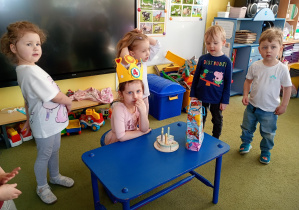 Zuzia w dniu swoich 4 urodzin w przedszkolu