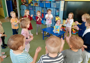 Maluszki śpiewają koleżance "Sto lat"