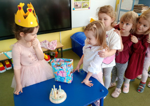 Dziewczynka składa koleżance urodzinowe życzenia