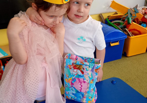 Chłopiec przytula koleżankę