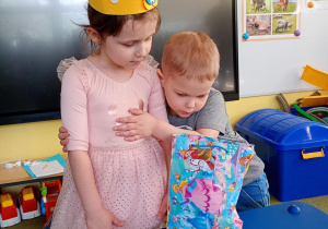 Chłopiec przytula koleżankę