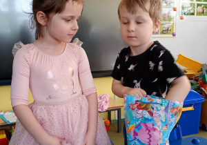 Chłopiec częstuje się urodzinowym cukierkiem