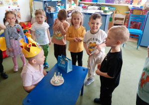 Maluszki śpiewają koledze "Sto lat"