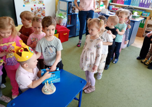 Dzieci składają koledze życzenia