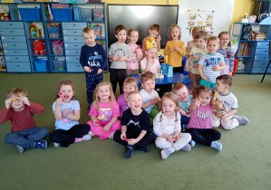 Jasio obchodzi w przedszkolu 4 urodziny, zdjęcie grupowe