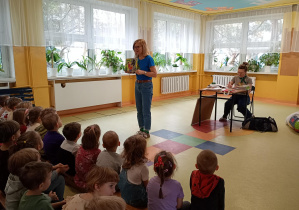Autorka opowiada dzieciom o budowie książki