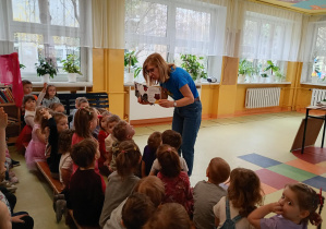 Autorka czyta fragmenty książek