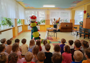 Autorka przedstawia stonogę dzieciom