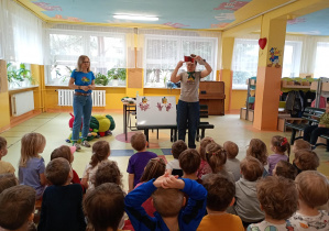 Dzieci określają razem z prowadzącymi dobre i niedobre zachowania związane z korzystaniem z książek