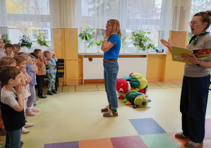 Dzieci uczestniczą w warsztatach na temat książek