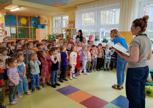 Maluszki uczestniczą w warsztatach na temat książek
