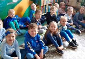 Dzieci słuchają bajki w bibliotece.