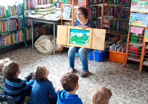 Pani czyta dzieciom bajki o Wiśle.