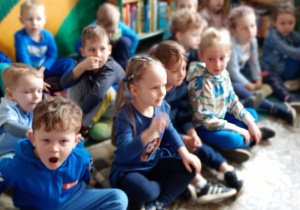 Dzieci słuchają bajki.