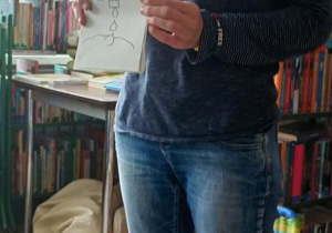 Pani przygotowała kolorowanki dla dzieci.