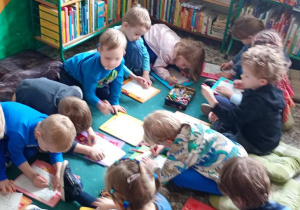 Dzieci koloruja kolorowanki.