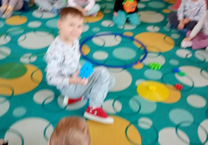 Staś klasyfikuje klocki.