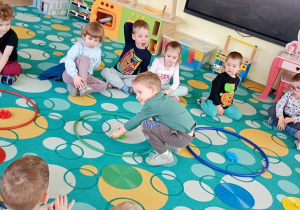 Olek klasyfikuje klocki.