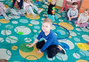 Artur klasyfkuje klocki.