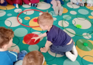 Wojtek klasyfikuje klocki.