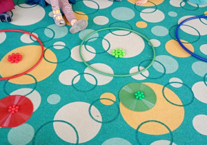 Klasyfikujemy klocki pod względem koloru.