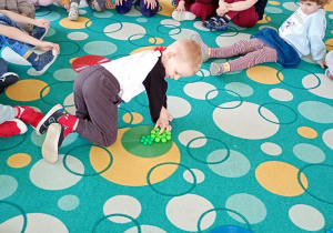 Mikołaj klasyfikuje klocki.