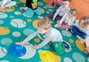 Bartek klasyfikuje klocki.