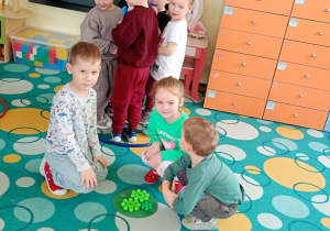 Dzieci łączą sie ze względu na współny kolor,