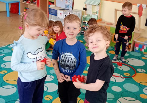 Dzieci łączą się ze względu na współny kolor.