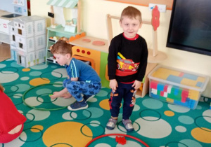 Dziei szukaja swojego koloru klocka.