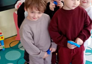 Dziei szukaja swojego koloru klocka.