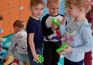 Dzieci szukają swojego koloru klocka.