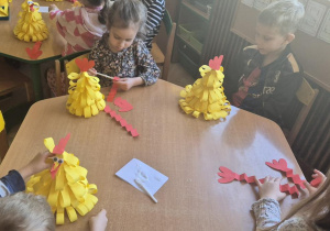 Dzieci wykonują kury na stół Wielkanocny