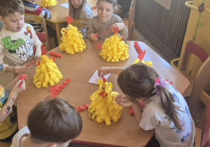 Dzieci wykonują kury na stół Wielkanocny